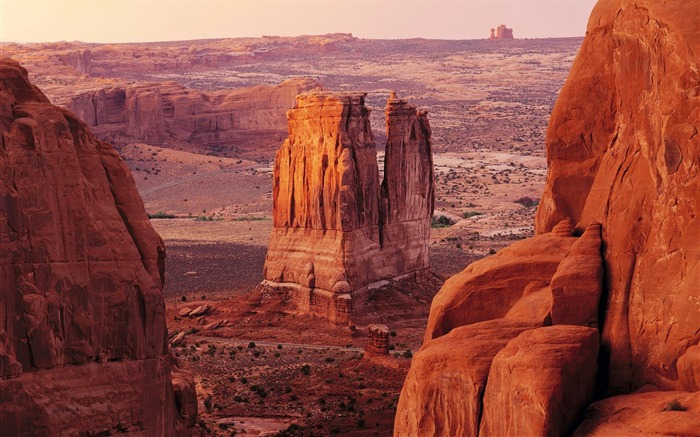 The Court of Arches National Park Sunset Tower wallpaper Views:11613 Date:2011/6/6 22:28:38