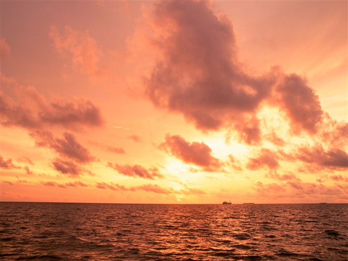 Afterglow of sunset red wallpaper Views:18690 Date:2011/7/29 10:17:39