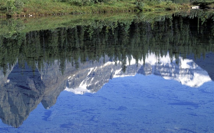 Canadá - reflexão da superfície do papel de parede das Montanhas Rochosas Visualizações:11310