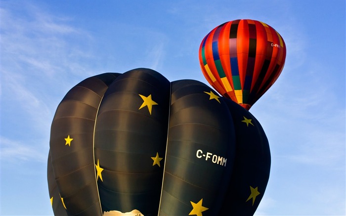 Hot air balloons rising into sky Views:8595 Date:2011/7/21 17:50:50