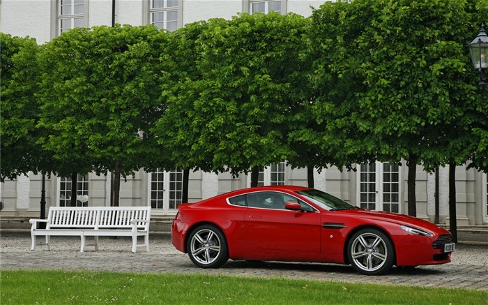 Luxury cars - Aston Martin Wallpaper 09 Views:11083 Date:2011/7/25 1:53:13