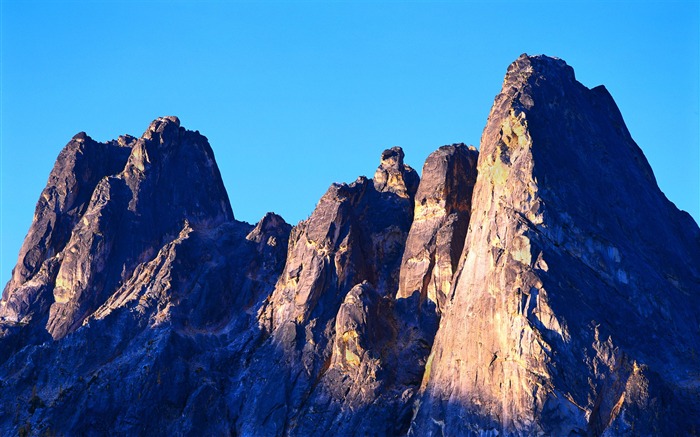 mountain peaks Landscape Wallpapers 01 Views:12346 Date:2011/7/19 5:47:13