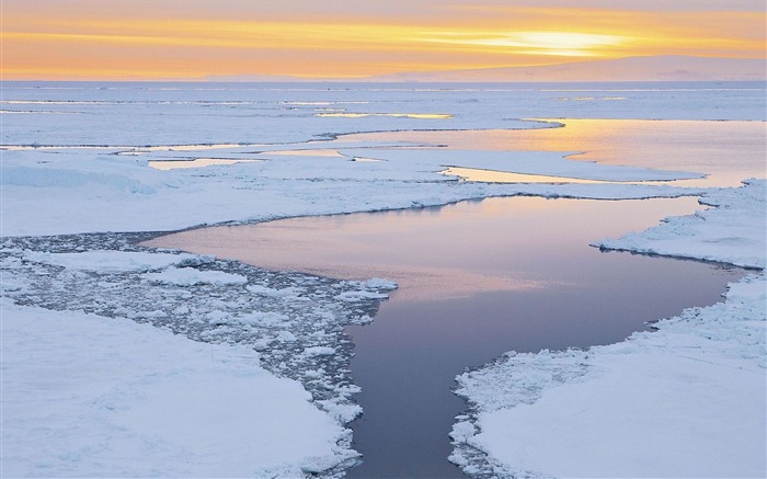 Antarctica-the evening of ice wallpaper Views:12921 Date:2011/8/5 9:35:55