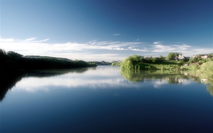 Cool Lake-Landscape Desktop Wallpaper Views:12555 Date:2011/10/19 13:08:56