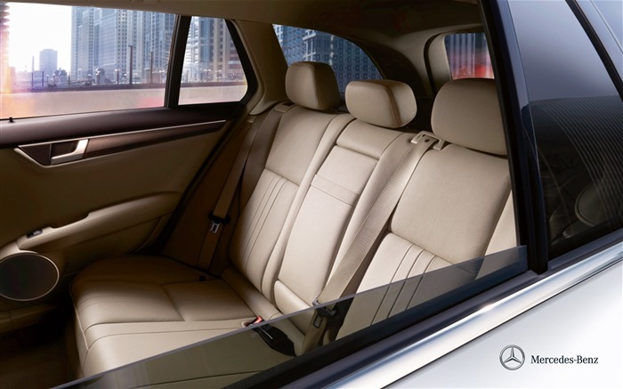 Mercedes-Benz C350 rear seat space wallpaper Views:10470 Date:2011/12/10 11:39:29