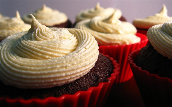 cupcakes with cream-sweet foods Desktop Wallpaper Views:17451 Date:2011/12/25 14:13:38