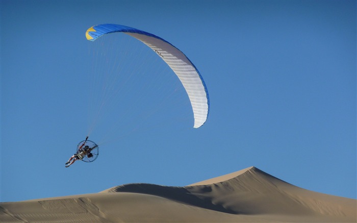 Flying the Sand Dunes-outdoor sports Desktop picture Views:10044 Date:2012/1/1 16:39:37