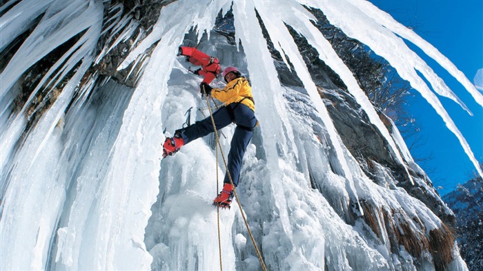 Ice Climbing-outdoor sports Desktop picture Views:13419 Date:2012/1/1 16:41:28