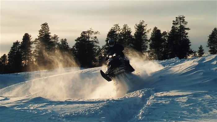 Snowmobile-outdoor sports Desktop picture Views:12286 Date:2012/1/1 16:53:28