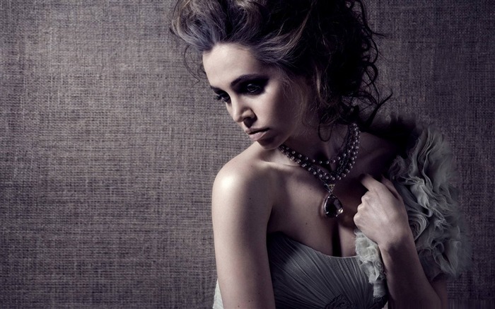 elegant woman-LOMO style photography Desktop Wallpaper Views:29662 Date:2012/1/4 23:57:01