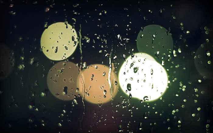 gotas de lluvia sobre papel tapiz de escritorio de tema de vidrio y agua Vistas:19740