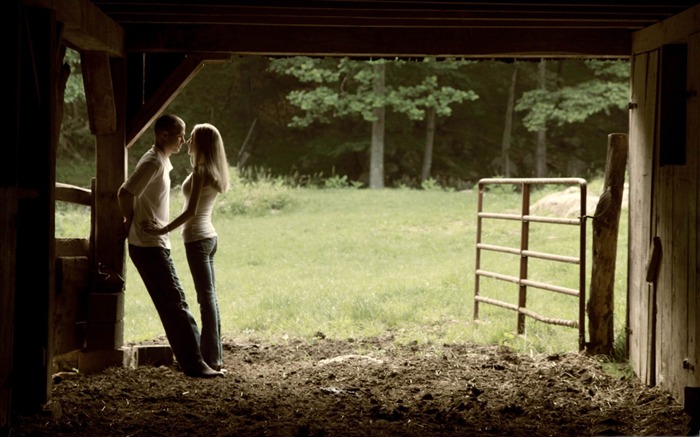 couple in love-Happy Valentines Day theme desktop wallpaper Views:20946 Date:2012/2/8 23:10:21