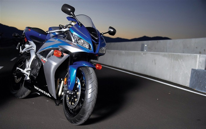 Honda cbr-Very cool motorcycle wallpaper Views:13889 Date:2012/3/10 16:15:30