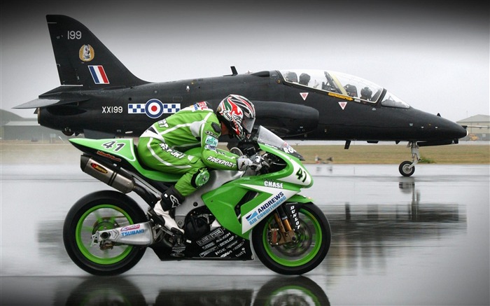 superbike vs jet-Top Sportbike photo wallpaper Views:14366 Date:2012/4/27 13:29:52