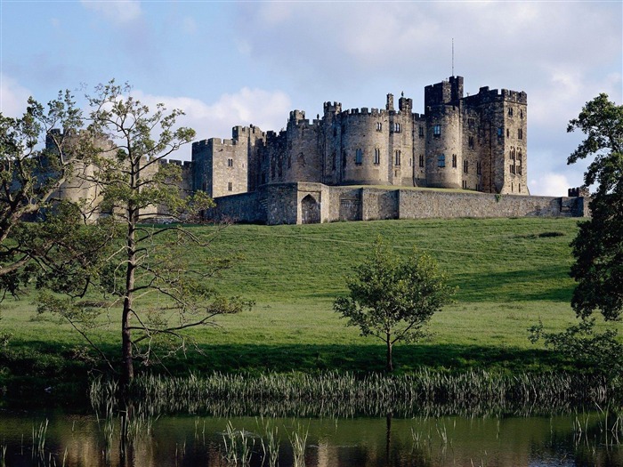 castle on a hill-England Landscape Wallpaper Views:18197 Date:2012/6/23 15:34:11