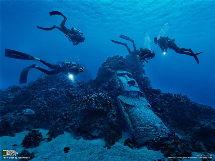 Divers Easter Island-National Geographic photography wallpaper Views:20838 Date:2012/10/27 13:33:03