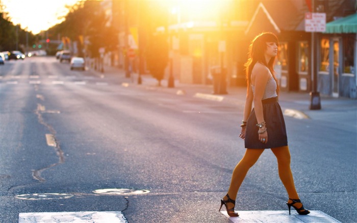 chica cruzando la calle-Paisaje de la ciudad fondo de pantalla Vistas:14750