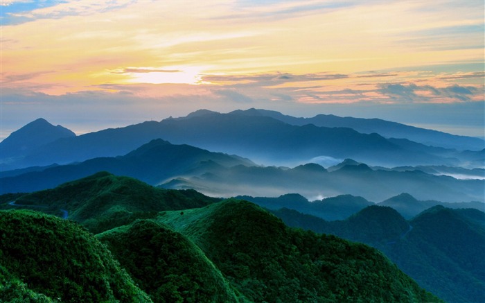 green mountains in the morning-Travel Nature Wallpapers Views:15828 Date:2012/10/7 16:28:10