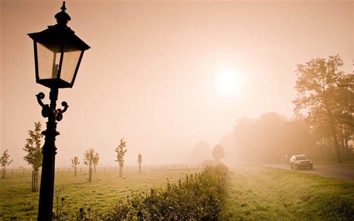 linterna solitaria en el paisaje de viaje de niebla Fondos de Escritorio Vistas:10832