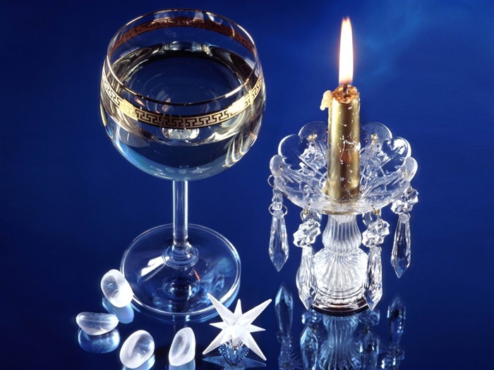 candle and glass-2013 Merry Christmas wallpaper Views:8279 Date:2012/12/15 22:54:35