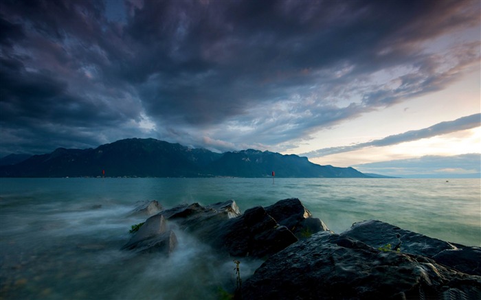 lake at dusk-Natural beauty widescreen wallpaper Views:9903 Date:2012/12/15 11:36:14