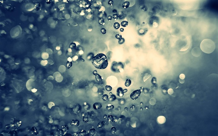 drops-Water close up photography wallpaper Views:12943 Date:2013/1/28 18:38:53