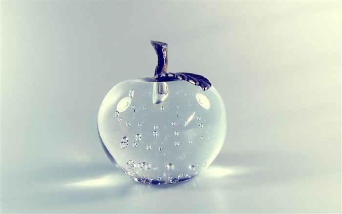 glass apple-Beautiful macro photography Wallpaper Views:13093 Date:2013/1/15 22:55:47