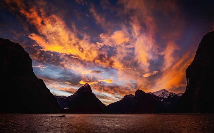 mountain lake at dusk-New Zealand landscape wallpaper Views:12488 Date:2013/1/27 11:01:45