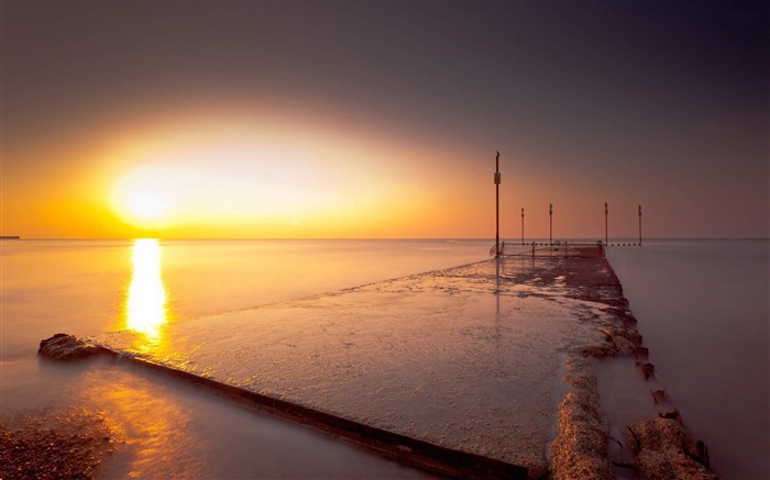 sunset on the pier-Sunny Beach Landscape Wallpapers Views:9142 Date:2013/1/25 15:14:07