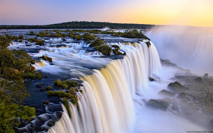 Iguazu Falls in Argentina and Brazil-natural landscape HD wallpaper Views:39438 Date:2013/2/9 11:35:26