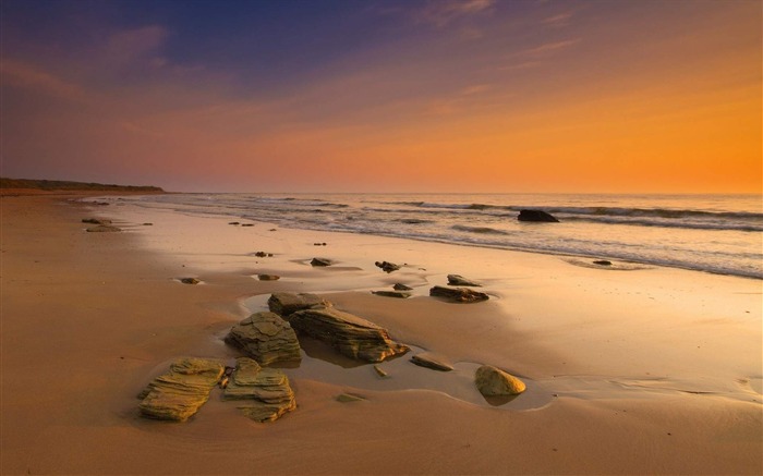 stones on the beach-Natural scenery HD Wallpaper Views:13633 Date:2013/2/27 18:59:27