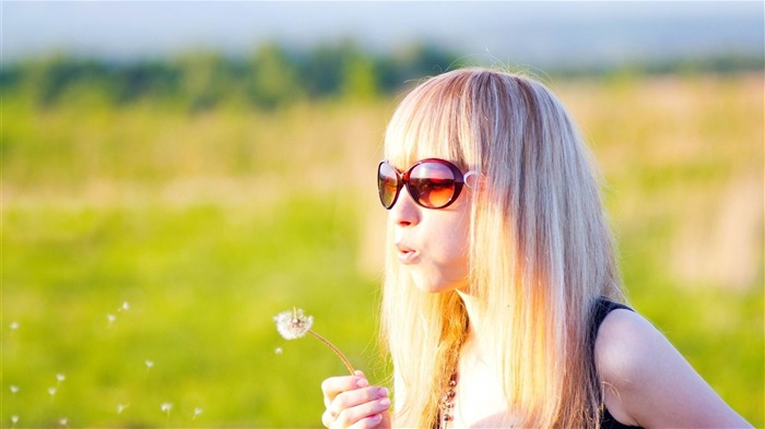 visage de la fille de pissenlit cheveux verres herbe flou-Girls HD beautés Fond d'écran Vues:10287