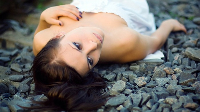 girl brunette lying stones sadness-beauties Girls HD Wallpaper Views:9913 Date:2013/3/12 23:46:40