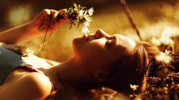 grass flower light lying-beauties Girls HD Wallpaper Views:10332 Date:2013/3/12 23:48:09