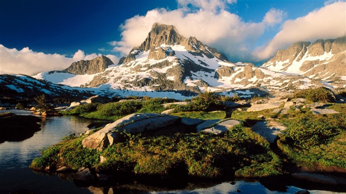 Picos congelados y nubes-paisaje de verano fondo de pantalla Vistas:9344