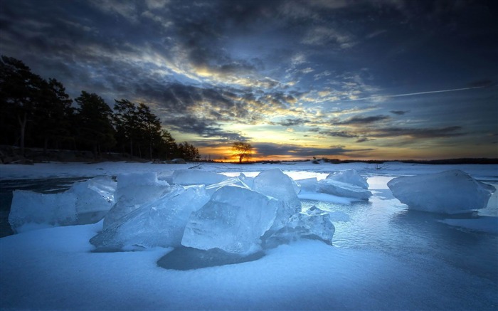 frozen river-Landscape widescreen wallpaper Views:9262 Date:2013/5/7 22:43:13