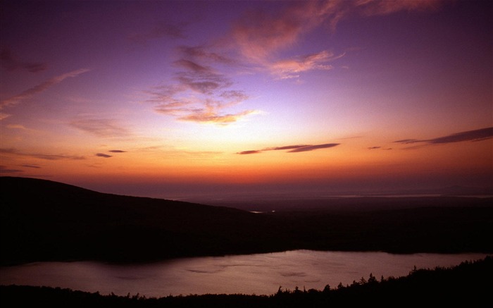 Puesta de sol en el paisaje de verano de paisaje de lago Vistas:9939