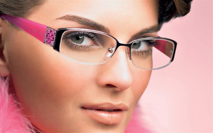 Beautiful glasses-Brand HD Wallpaper Views:12430 Date:2013/7/23 8:47:09