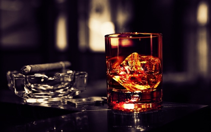 whisky ice cigar ashtray-Macro photography wallpaper Views:13647 Date:2013/8/1 9:50:23