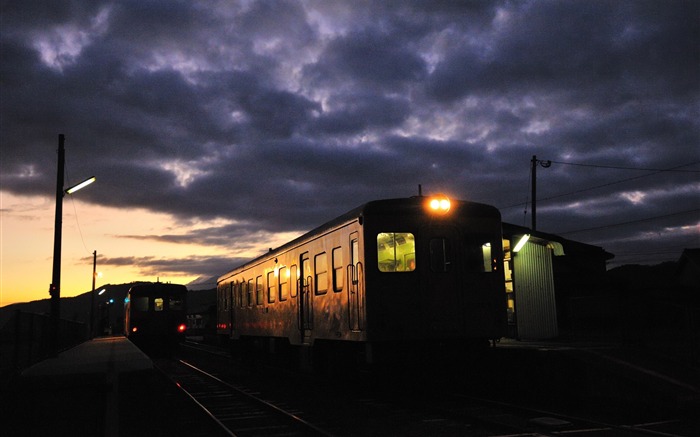 train night lights-HIGH Quality Wallpaper Views:8843 Date:2013/9/12 23:26:13