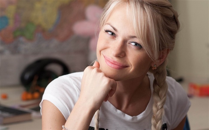 blonde eyes girl smile-Photo HD Wallpaper Views:8961 Date:2013/12/20 21:42:50