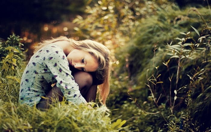 blonde girl grass mood-beauty photo wallpaper Views:9456 Date:2014/1/27 21:51:32