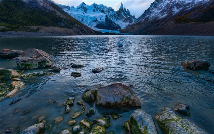 cold mountain lake in argentina-Photography HD Wallpaper Views:9771 Date:2014/1/13 8:33:25