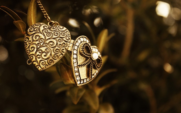 pendant metal heart bead-Macro HD Wallpaper Views:7945 Date:2014/2/2 8:07:39