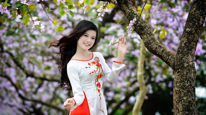 women in the spring-photo HD Wallpapers Views:8617 Date:2014/2/2 22:30:22