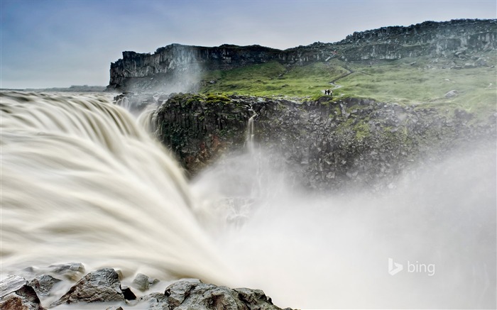 Breathtaking waterfalls-Bing wallpaper Views:8783 Date:2014/4/2 10:25:50