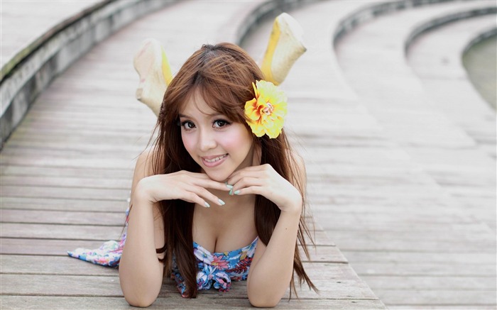 asian girl flower-photo HD wallpaper Views:10068 Date:2014/4/12 21:37:44