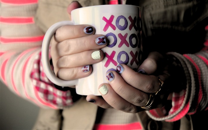 girl hands cup xoxo-High quality desktop wallpaper Views:7520 Date:2014/5/26 9:19:31