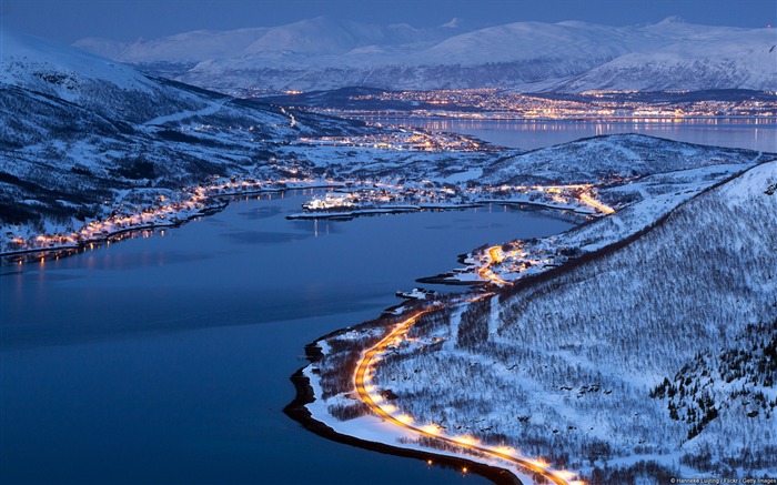 Light Norwegian city of Tromso-Windows Theme Wallpaper Views:11961 Date:2014/8/11 7:29:36