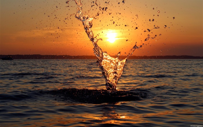 Spray and sunset-Windows HD Wallpaper Views:11602 Date:2014/8/21 8:11:31